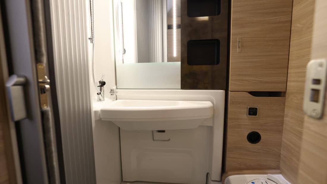 roadsurfer Cozy Cottage Bathroom