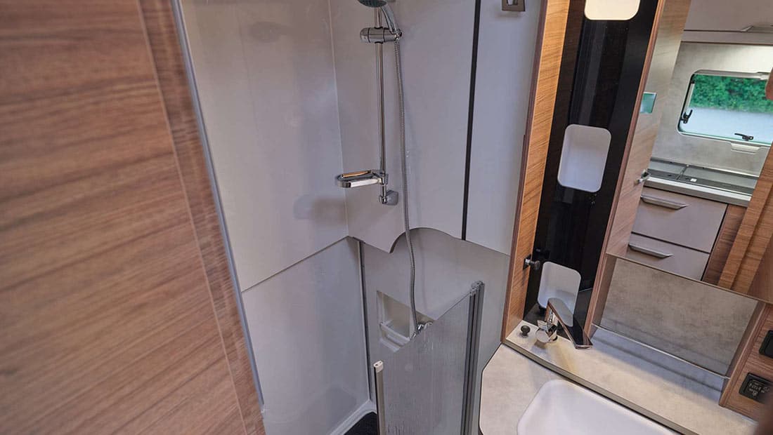 roadsurfer Van Villa Wetroom